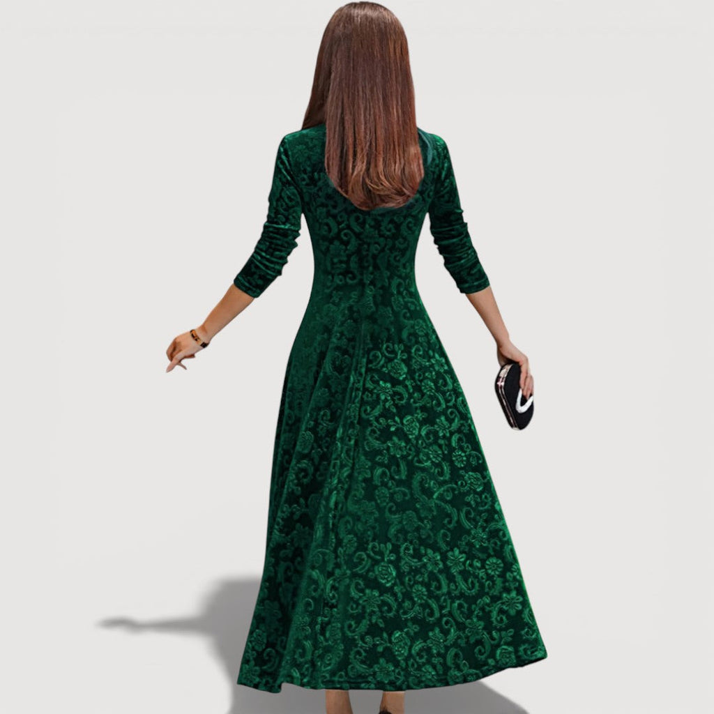 Lola – Elegant Velvet Dress